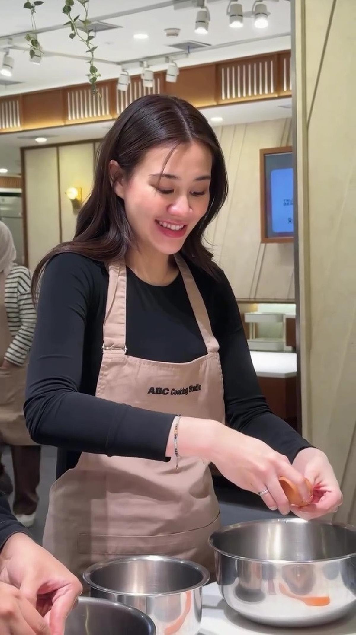 Potret Aaliyah Massaid dan Mahalini Ajak Suami Ikut Kelas Masak, Duo Bumil Ini Kompak Banget
