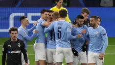 Para pemain Manchester City merayakan gol pertama ke gawang Borussia Moenchengladbach yang dicetak gelandang Kevin De Bruyne dalam laga leg kedua babak 16 besar Liga Champions 2020/2021 di Puskas Arena, Budapest, Selasa (16/3/2021). Manchester City menang 2-0 atas Gladbach. (AFP/Peter Kohalmi)