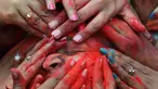 Wajah seorang siswa dilumurkan bubuk warna saat perayaan Holi di Kolkata, India (7/3). Holi atau Festival Warna adalah festival awal musim semi yang dirayakan di India, Nepal, Bangladesh, dan negara-negara yang mayoritas beragama Hindu. (AFP/Dibyangshu)