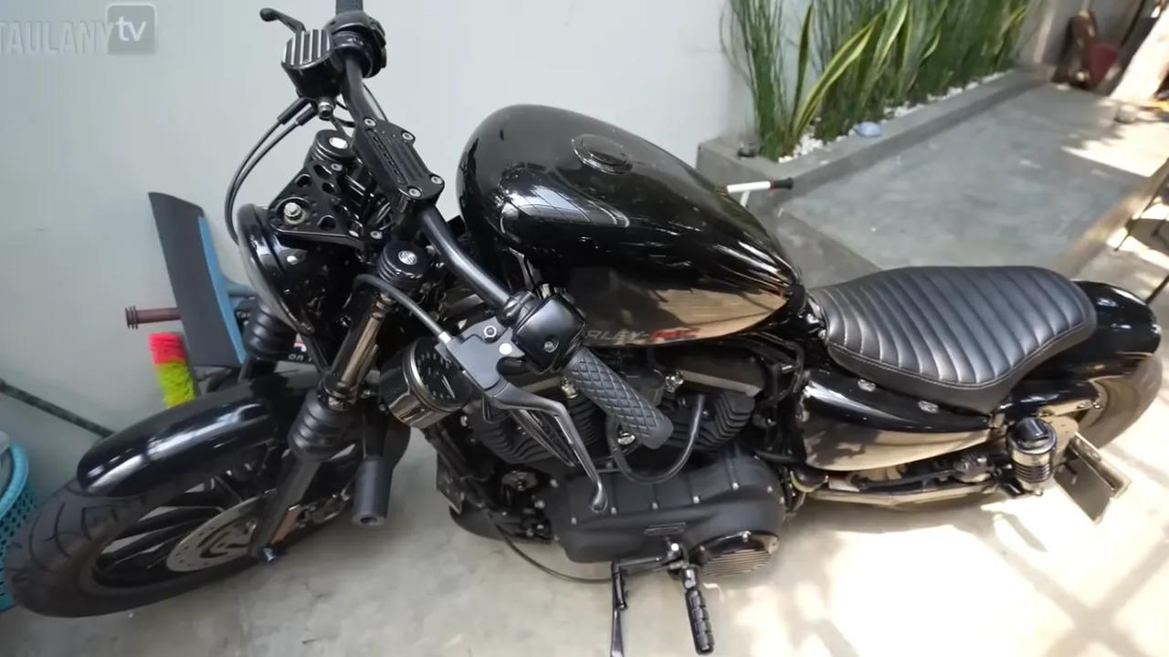 Salah satu yang mencuri perhatian Andre Taulany yakni motor Harley Rigen. Tampak Harley Sportster 883 milik Rigen bikin Andre terkesima.