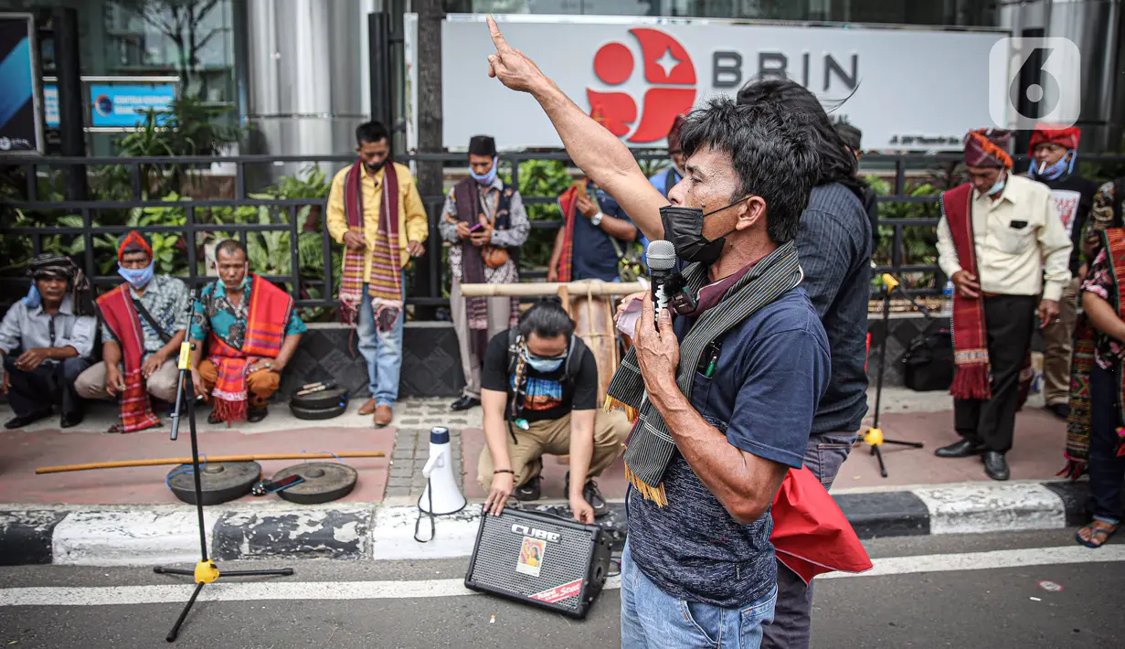 Massa yang tergabung dalam Aliansi Gerak Rakyat Tutut TPL menggelar aksi di depan Kantor Kementerian Koordinator Bidang Kemaritiman dan Investasi, Jakarta, Rabu (24/11/2021). Aksi diikuti 40 orang perwakilan masyarakat adat Tono Batak. (Liputan6.com/Faizal Fanani)