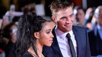 Robert Pattinson dan FKA Twigs saat menghadiri acara gala premier film Lost City of Z yang dibintangi Robert, di London, Kamis (16/2/2017). (News and Star)