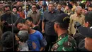 Sby terlihat sumringah melihat para bocah yang asyik mengikuti lomba gigit koin saat ikut  pesta rakyat di kawasan IPSC, Bogor, Selasa (18/8/2014) (Liputan6.com/Johan Tallo)