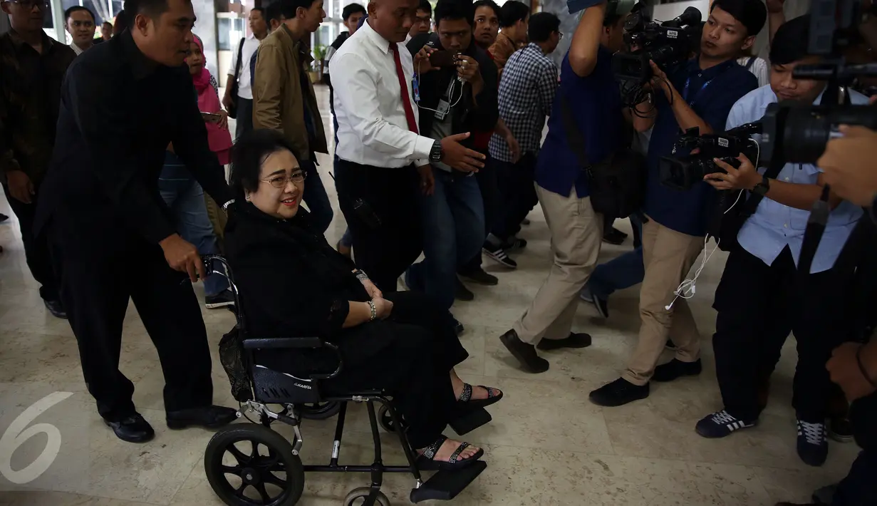 Tersangka kasus dugaan makar Rachmawati Soekarnoputri menyambangi Gedung DPR, Senayan, Jakarta, Selasa (10/1). Rachmawati akan menjelaskan kronologi penangkapan dirinya dan sejumlah orang lainnya kepada Wakil Ketua DPR Fadli Zon (Liputan6.com/Johan Tallo)