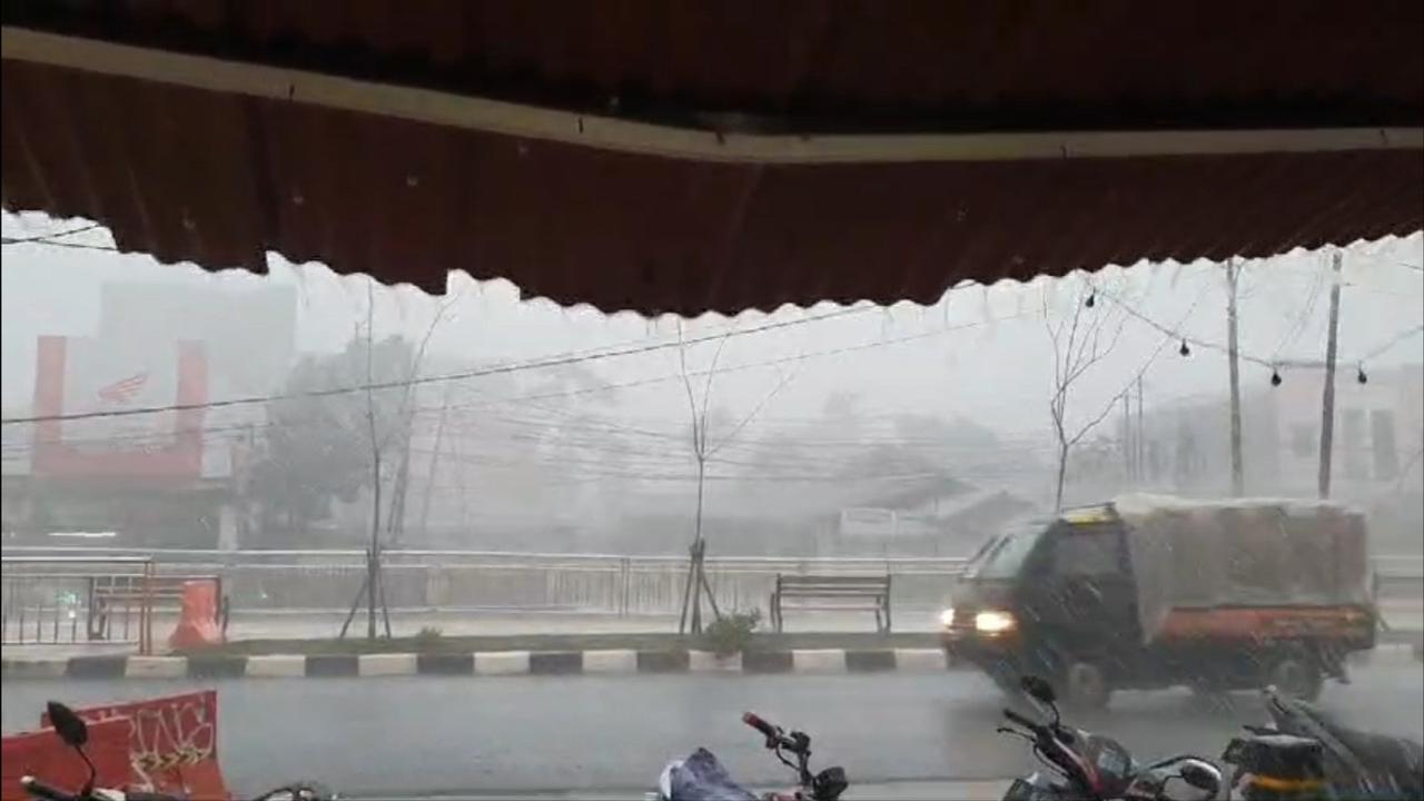 Kota Depok Dilanda Puting Beliung dan Hujan Es