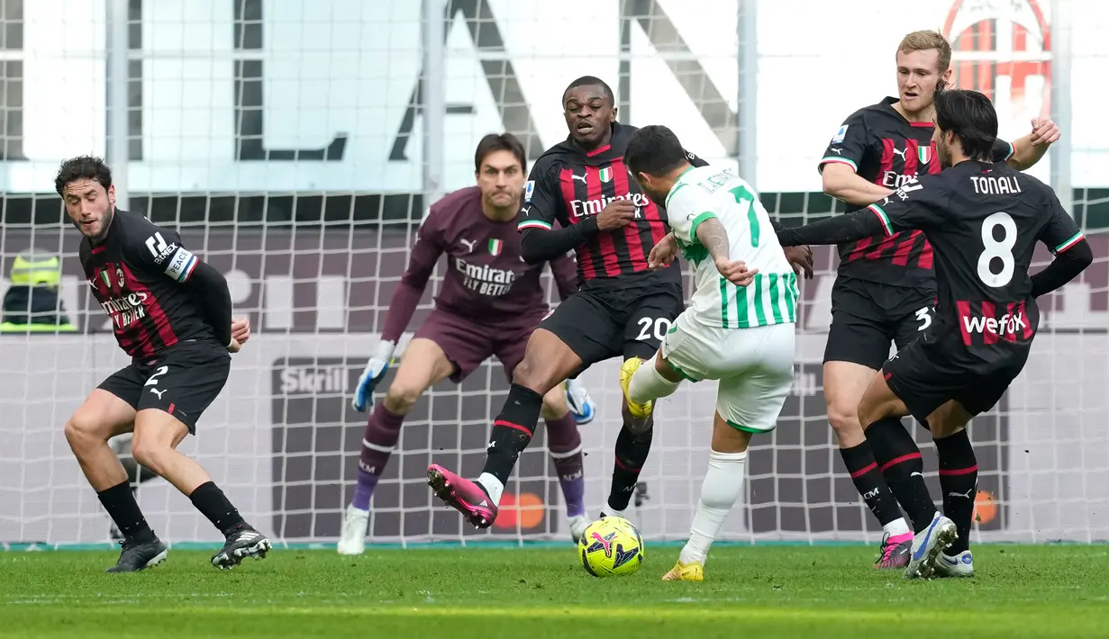 Pemain Sassuolo Matheus Henrique mencetak gol ke gawang AC Milan pada pertandingan sepak bola Liga Italia di Stadion San Siro, Milan, Italia, 29 Januari 2023. AC Milan dipermalukan 2-5 oleh Sassuolo. (AP Photo/Antonio Calanni)