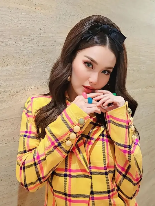 Pesona cute Ayu Ting Ting bak eonnie di k-drama terpancar nyata di foto ini. Bak boneka hidup, Ayu Ting Ting tampil dengan makeup bernuansa merah muda yang cute, rambutnya diberi pemanis pita biru navy di tengah atas. [Foto: Instagram/ayutingting92]