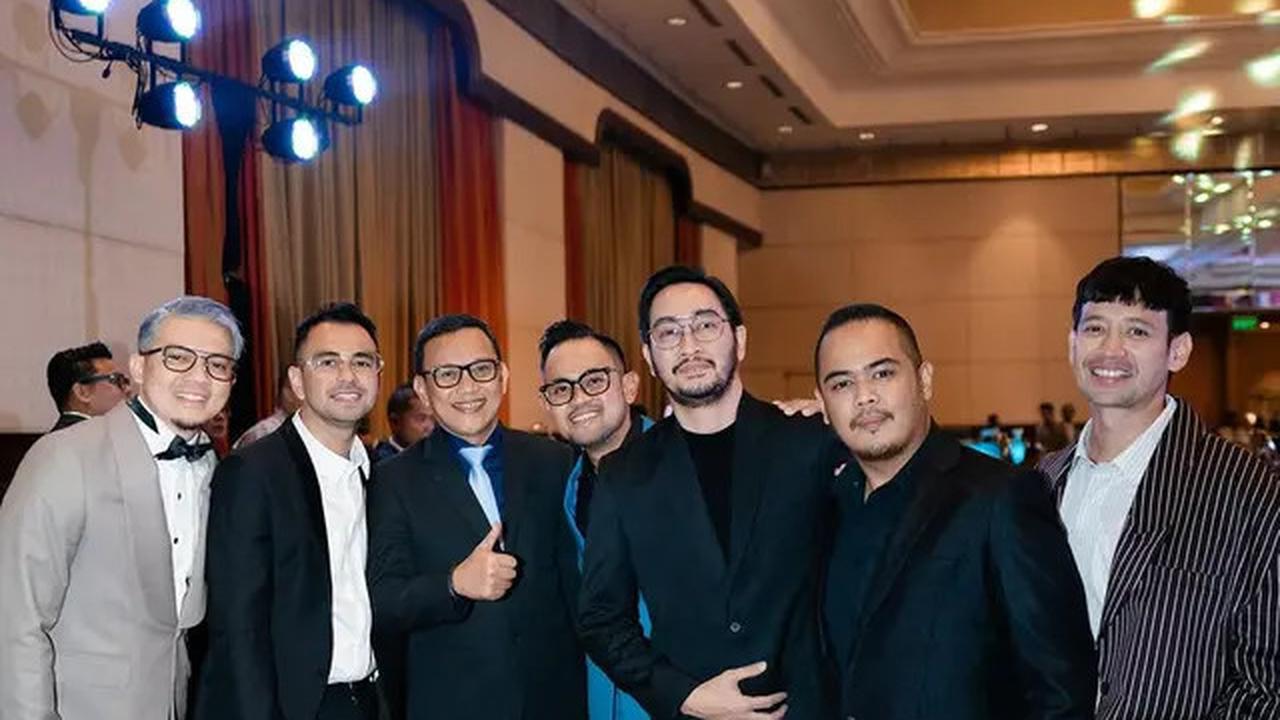 6 Potret Irwansyah Kondangan dengan Gaya Rambut Silver, Hot Daddy Dua Anak