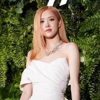 Hadiri Tiffany Botanica Gala Night di Jepang, penampilan Rose BLACKPINK dengan perhiasan puluhan miliaran mencuri perhatian. (twitter/rozayverse).