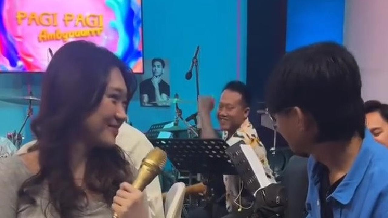 Skill Gitar Fajar Sadboy Bikin Livy Renata Terpesona dan Buat Netizen Kagum