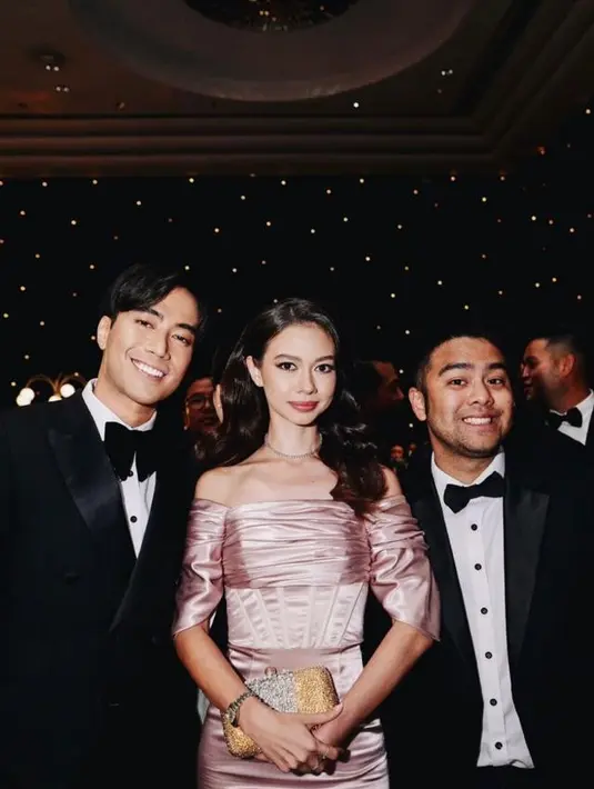 Sempat tak terlihat di acara pemberkatan, Yuki Kato akhirnya menjadi bridesmaid di acara resepsi Mila  mengenakan off-the-shoulder dress. [Foto: IG/vidialdiano].