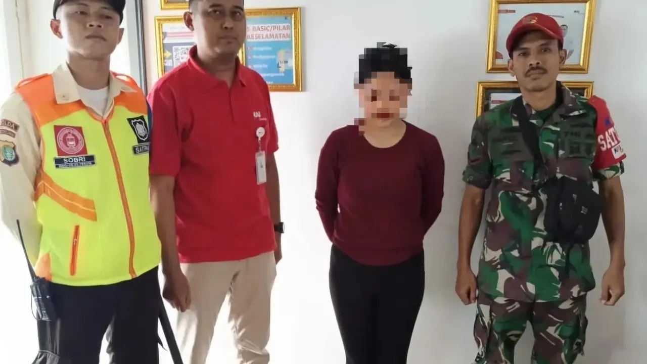 Tersangka sekaligus ibu kandung pembuangan mayat bayi di Stasiun Citayam saat diamankan.