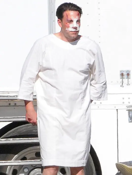 Aktor Hollywood, Ben Affleck tampak babak belur saat berjalan di jalanan kota Los Angeles. Pria yang juga memerankan Batman dalam sekuel Batman yang berjudul "Batman v Superman: Dawn of Justice".(Dailymail.co.uk)