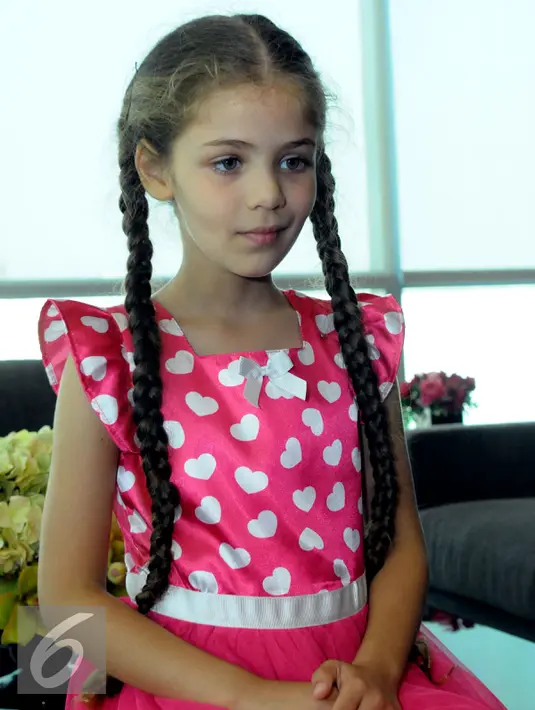 Isabella Damla Guvenilir sang pemeran utama dalam serial Elif mengunjungi kantor SCTV di Senayan, Jakarta, Senin (24/8/2015). Kehadiran Isabella bersama pemeran serial elif lainnya dalam rangka memeriahkan HUT SCTV ke-25. (Liputan6.com/Faisal R Syam)