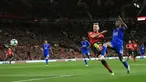Pemain Manchester United, Luke Shaw (kiri) menendang bola ke gawang Leicester City dalam ajang Liga Inggris di Old Trafford, Manchester, Inggris, Jumat (10/8). Manchester United menang 2-1 atas Leicester City. (AP Photo/Jon Super)