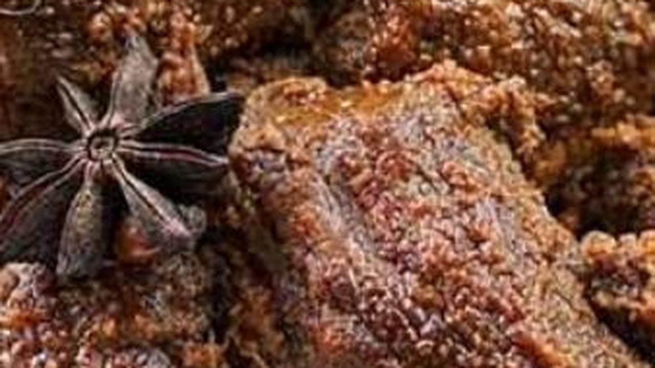 Dari pengertian ini rendang sejati adalah rendang yang paling rendah kandungan cairannya. Akan tetapi, secara umum dikenal ada dua macam tipe rendang yakni rendang kering dan basah.