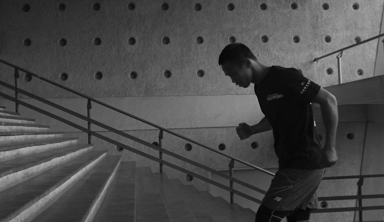 Petinju andalan Indonesia, Daud Yordan, berlari ringan usai latihan di Pertina, Jakarta. (Bola.com/Vitalis Yogi Trisna)