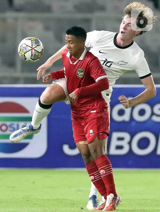 Pemain belakang timnas Indonesia U-20, Dony Tri Pamungkas (kanan) berebut bola dengan Jay Joshua Herdman (Selandia Baru) pada turnamen mini International Friendly Match di Stadion Utama Gelora Bung Karno, Minggu (19/2/2023). Setelah mampu menang atas Fiji U-20 pada laga Jumat (17/2) lalu, kali ini skuad arahan Shin Tae Yong harus takluk dari Selandia Baru U-20 dengan skor 1-2. (Liputan6.com/Herman Zakharia)