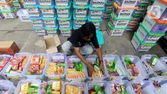 Relawan mengemas bahan makanan yang akan dikirim ke Palestina di Kantor Badan Amil Zakat Nasional (Baznas), Jakarta, Kamis (2/11/2023). Baznas siap mendistribusikan bantuan tahap pertama senilai Rp 3 miliar untuk warga Gaza. (merdeka.com/Arie Basuki)
