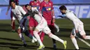 Striker Real Madrid, Karim Benzema, melakukan selebrasi usai mencetak gol ke gawang Elche pada laga Liga Spanyol di Stadion Alfredo di Stefano, Sabtu (13/3/2021). Real Madrid menang dengan skor 2-1. (AP/Bernat Armangue)
