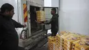 Meski permen Al-Shatawi populer di Palestina, permen ini merupakan produk musiman yang diproduksi oleh sejumlah pabrik lokal di Gaza. Tampak dalam foto, para pekerja Palestina memindahkan kotak-kotak berisi permen yang dikenal secara lokal sebagai permen "al-Shatwi" (kue musim dingin) Crimbo, saat pabrik Al-Arees secara bertahap melanjutkan produksinya setelah terhenti akibat perang, di Deir al-Balah, Jalur Gaza tengah pada 12 Januari 2026, (Bashar Taleb/AFP)