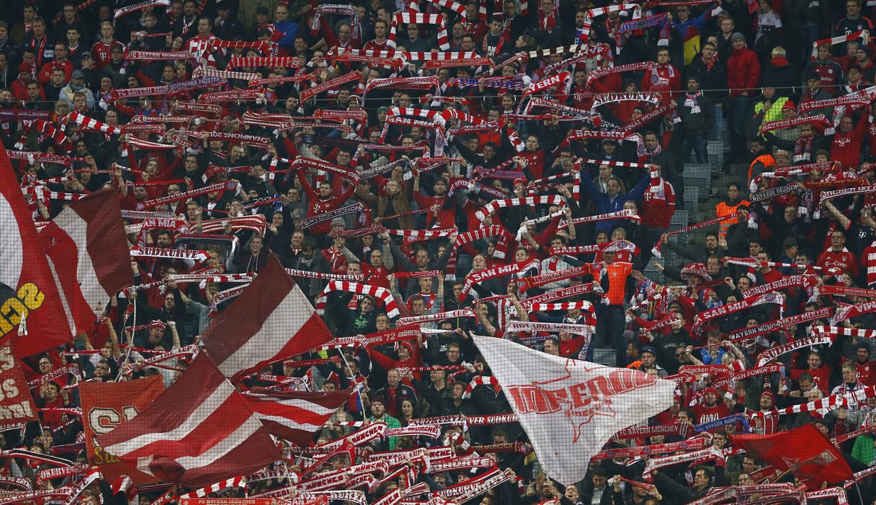 Fans Bayern Munchen terus memberi dukungan untuk timnya pada lanjutan Liga Champion di Allianz Arena, Munich, Jerman, Kamis (5/11/15) dini hari. Bayern menang 5-1. (Reuters / Michael Dalder)