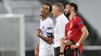 Manajer Manchester United, Ole Gunnar Solskjaer (tengah), berbincang dengan kapten FC Copenhagen, Zeca (kiri), dan Bruno Fernandes, setelah pertandingan Liga Europa di  RheinEnergieStadion, Cologne, Selasa (11/8/2020) dini hari WIB. (AFP/Wolfgang Rattay)