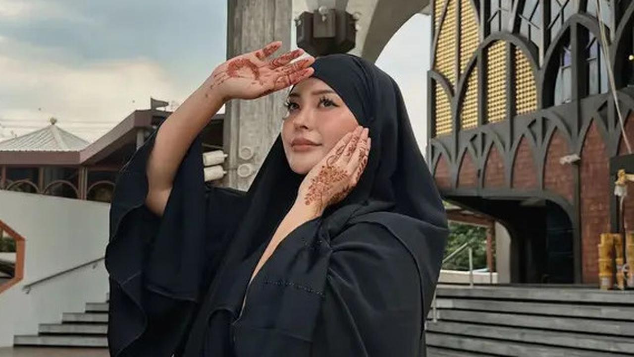 7 Potret Cantik Rae Asakura Alias Rae Lil Black Pasca Mualaf, Sudah Mulai Salat, Puasa hingga Belajar Bahasa Arab