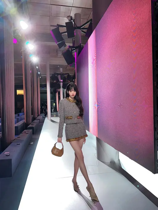 Duta Miu Miu itu mengenakan set tweed blazer dan mini skirt yang dipadukan dengan hobo bag, heels dan anting-anting dari brand asal Italia tersebut. [@wonyoungive/@foreveryoung_10]