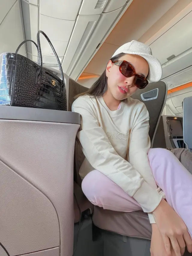 Shandy Aulia Tampil Cantik Natural dengan Bare Face di Pesawat, Terlihat Kece dengan Tas Chanel Rp130 Jutaan