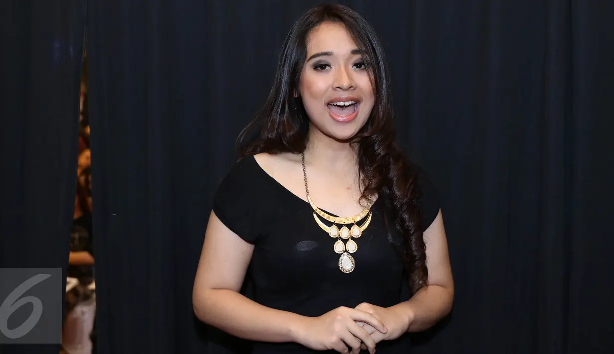 Seorang peserta audisi menunjukkan bakat menyanyi saat audisi Miss Celebrity (Micel) 2015 yang digelar di Mall Kota Kasablanka, Jakarta, Sabtu (10/10). Audisi Micel 2015 digelar di tujuh kota di Indonesia. (Liputan6.com/Herman Zakharia)