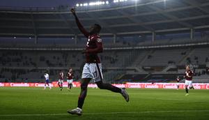 Bek Torino, Wilfried Singo berselebrasi usai mencetak gol ke gawang Fiorentina selama pertandingan lanjutan Liga Serie A Italia di stadion Olimpiade di Turin, Italia, Selasa (11/1/2022). Torino menang telak atas Fiorentina 4-0. (Fabio Ferrari/LaPresse via AP)