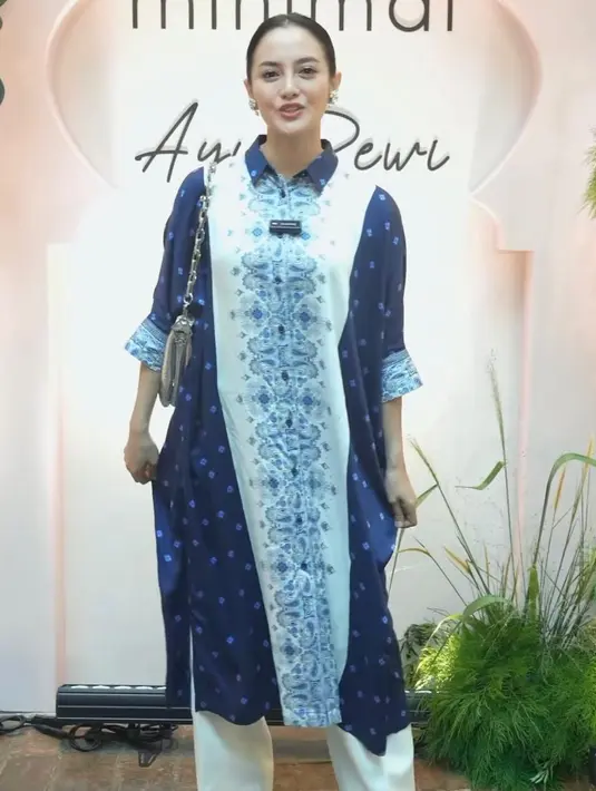 Santun dan elegan, penampilan Ririn Ekawati dengan tunik dan celana kulot bisa menjadi referensi. Lengkapi gaya ini dengan sling bag dan pointed shoes untuk tampilan yang modis dan nyaman.