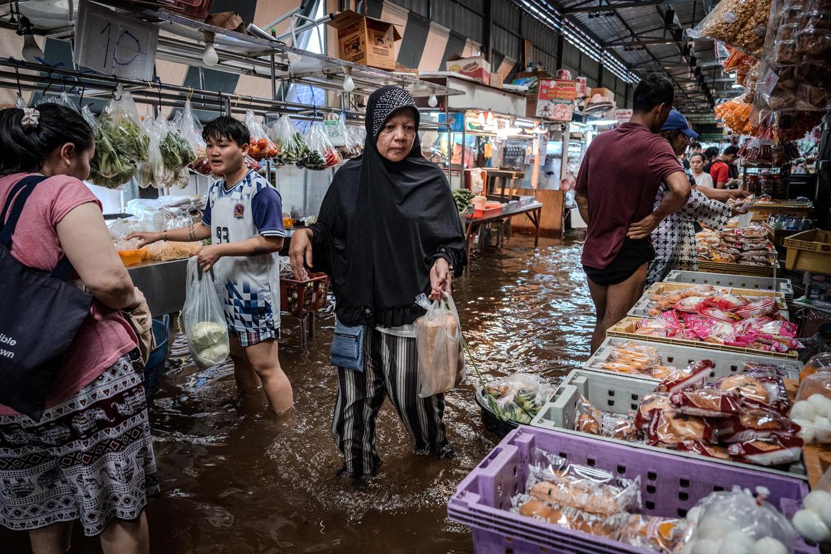 Banjir Parah Rendam Bangkok Warga Berjualan di Tengah Genangan