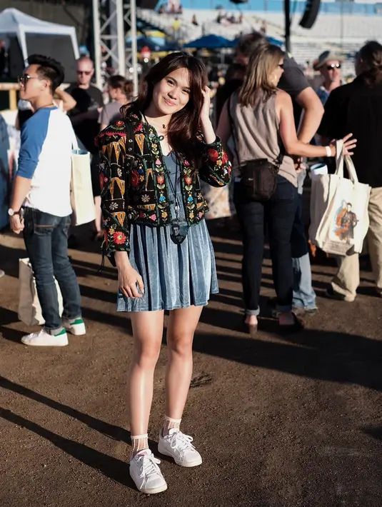 Meski mengenakan mini denim dress dan outernya ini, gaya Sheryl masih tampak sporty lantaran ia memakai sneakers berwarna putih. Hal ini membuat Sheryl terlihat lebih simple. (Instagram/Sherylsheinafia)