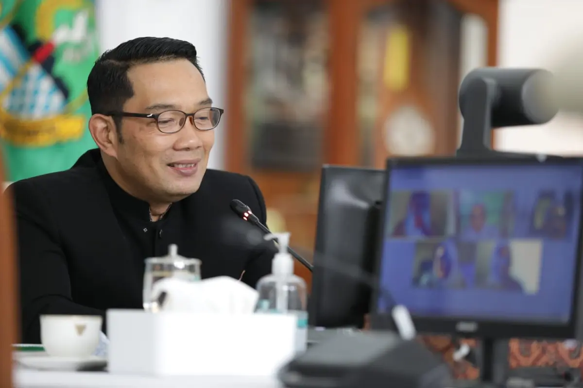 Gubernur Jawa Barat Ridwan Kamil atau Kang Emil mengklaim seluruh daerah di Jawa Barat, saat ini sudah berada di zona kuning atau kategori risiko rendah dengan skor 2,73 dalam hal pencegahan penyebaran Covid-19.