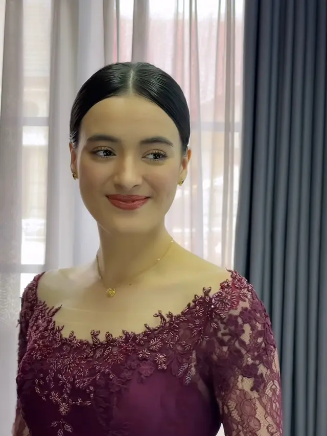 Makeup Mawar Eva de Jongh saat wisuda. [@iwanetaufik_hair]