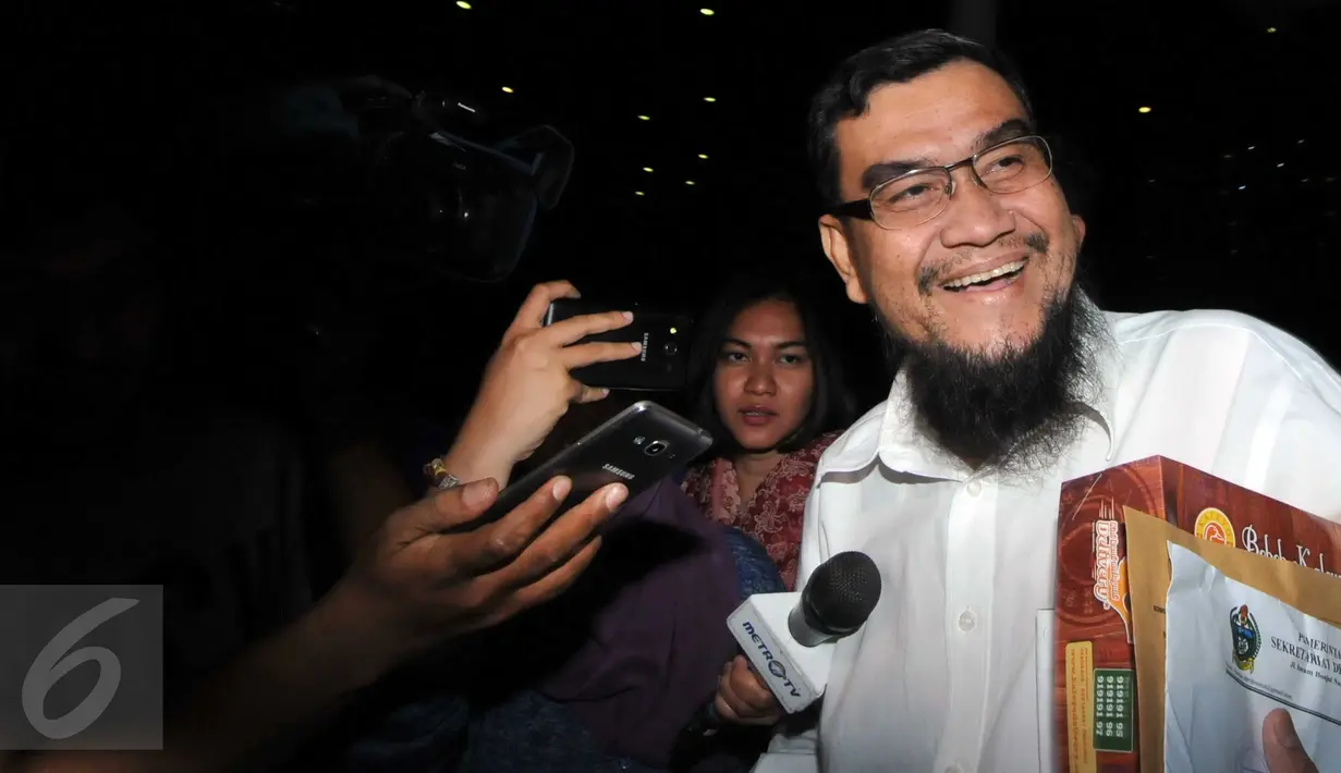 Anggota DPRD Sumut Kamaluddin Harahap seusai menjalani pemeriksaan di Gedung KPK, Jakarta, Jumat (6/11). Kamaluddin diperiksa sebagai saksi untuk tersangka Gubernur Sumatera Utara nonaktif Gatot Pujo Nugroho. (Liputan6.com/Helmi Afandi)