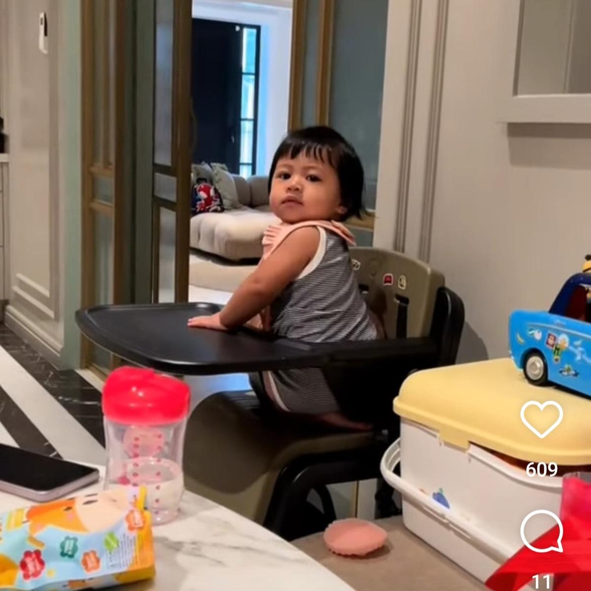 Ketika 'Jenderal' Rini Sudah Beri Instruksi, Baby Lily Auto Sigap Ikuti Perintah Duduk dengan Benar