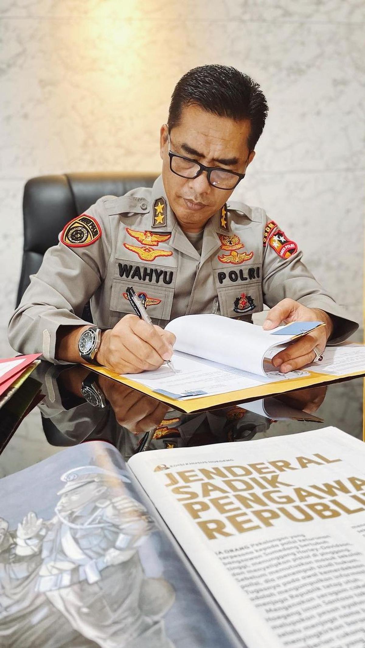 Wahyu Widada sendiri merupakan lulusan terbaik Akpol 1991 sekaligus sebagai peraih penghargaan Adhi Makayasa.<br>
