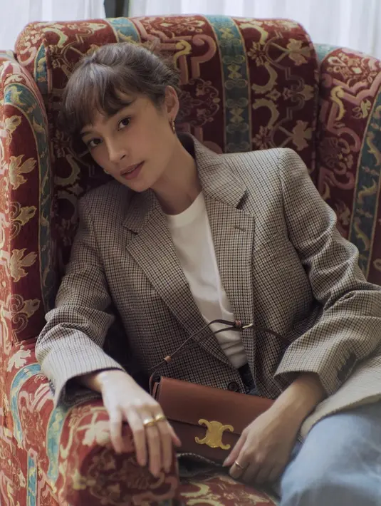 Oversized blazer ajan ciptakan kesan retro penuh gaya. Padukan dengan t-shirt favorit untuk gaya yang menjanjikan.  [Foto: Tatjana Saphira/ Instagram].