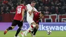 Bek Polandia Kamil Glik dan penyerang Albania Rey Manaj berebut bola pada lanjutan Grup I Kualifikasi Piala Dunia 2022 Zona Eropa, di Air Albania Stadium, Rabu (13/10/2021) dini hari WIB.  Kemenangan Polandia 1-0 atas Albania diwarnai aksi pelemparan botol oleh suporter. (AP Photo/Franc Zhurda)