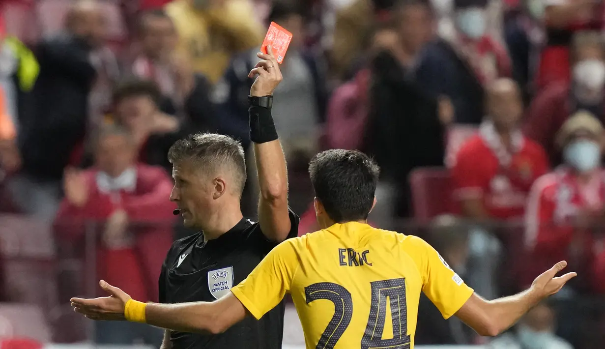 Bek Barcelona, Eric Garcia dikartu merah oleh wasit saat bertanding melawan Benfica pada pertandingan grup E Liga Champions di stadion Luz di Lisbon, Portugal, Kamis (30/9/2021). Kemenanga atas Barcelona membuat Benfica berada di posisi kedua klasemen dengan empat poin. (AP Photo/Armando Franca)