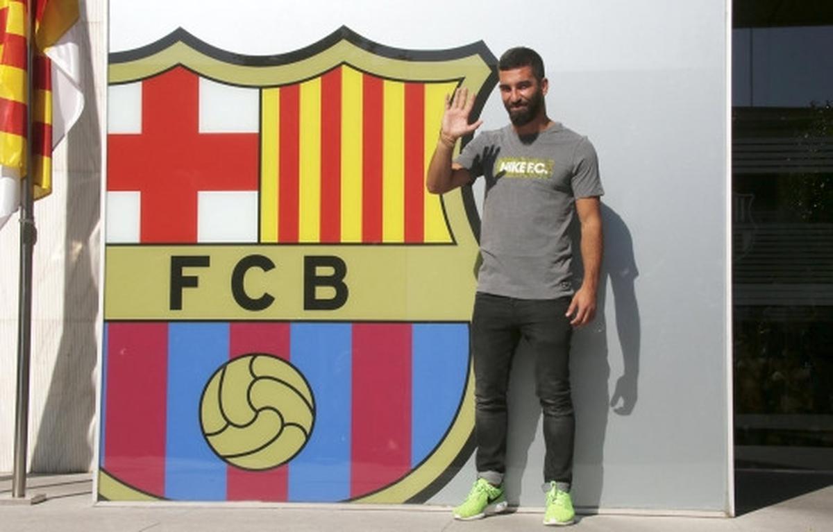 Wajah semringah Arda Turan tiba di markas Barcelona