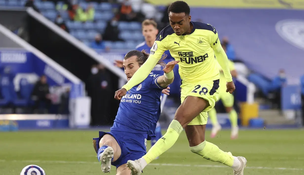 Gelandang Newcastle United, Joe Willock (kanan) melepaskan tendangan yang berusaha diblok bek Leicester City, Caglar Soyuncu dalam laga lanjutan Liga Inggris 2020/2021 pekan ke-35 di King Power Stadium, Leicester, Jumat (7/5/2021). Newcastle menang 4-2 atas Leicester. (AP/Alex Pantling/Pool)
