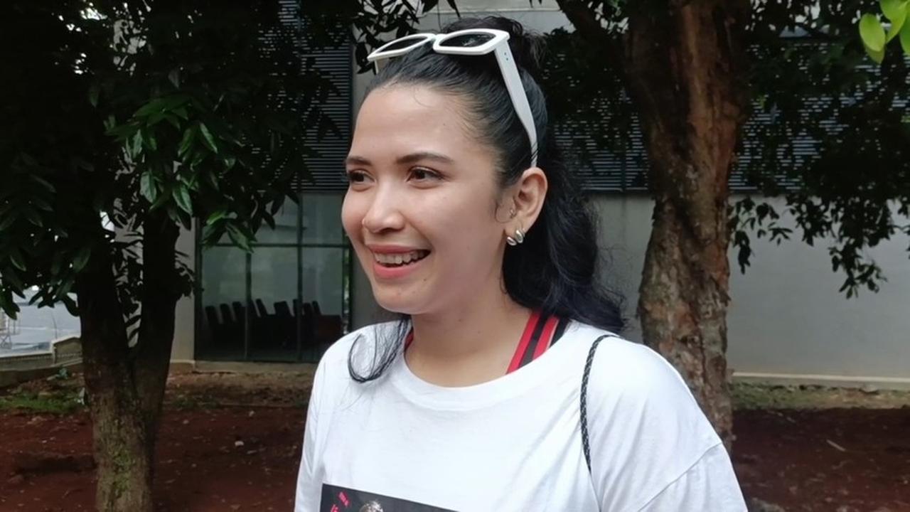 "Kesepian iya ada lah pasti, sepi sendiri gitu, tapi paling cuma 5 menit, 10 menit, abis itu udah lupa lagi," ujarnya.