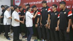 Ketua umum PBVSI, Imam Sudjarwo (ketiga kanan) bersama sejumlah pengurus PBVSI menyalami para pemain Timnas Voli Putra Indonesia U-21 saat acara pelepasan di Padepokan Voli Jenderal Polisi Kunarto, Sentul, Bogor, Senin (18/8/2025). Tim Merah Putih akan mengikuti Kejuaraan Dunia U-21 di China. (Bola.com/M Iqbal Ichsan)
