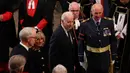 Presiden Amerika Serikat Joe Biden dan Ibu Negara Jill Biden tiba di Westminster Abbey pada hari pemakaman Ratu Elizabeth II di London, Inggris, Senin (19/9/2022). Sejumlah kepala negara terlihat menghadiri pemakaman Ratu Elizabeth II. (Phil Noble/Pool Photo via AP)