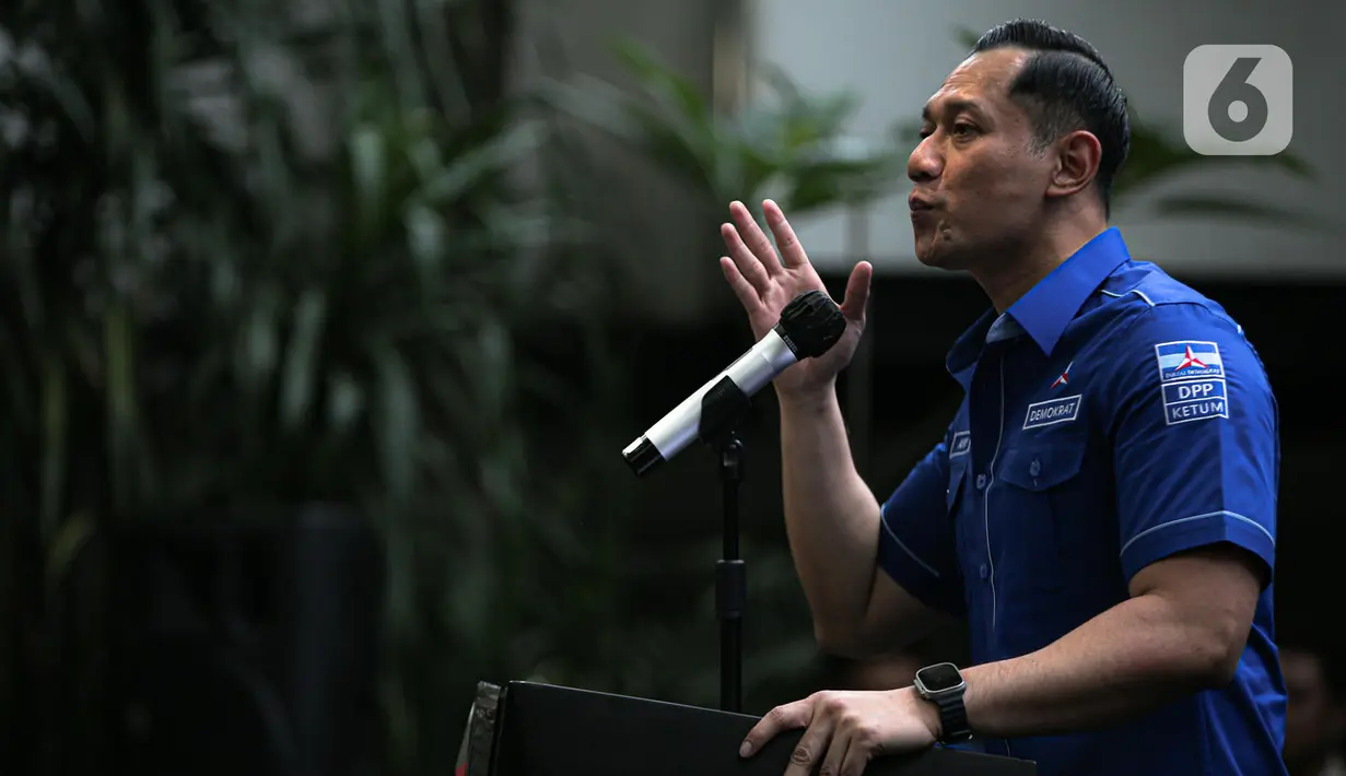 Ketua Umum Partai Demokrat Agus Harimurti Yudhoyono (AHY) memberikan pandangan awal tahun dan isu terkini di DPP Partai Demokrat, Jakarta, Kamis (12/1/2023). Salah satu isu yang dibahas yakni berkaitan dengan penyelenggaraan Pemilu 2024. (Liputan6.com/Faizal Fanani)