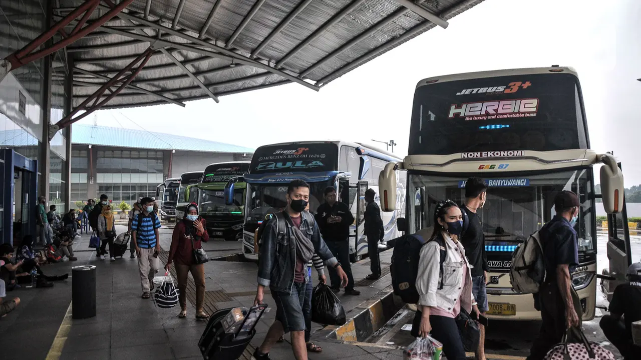 FOTO: Libur Nataru, Penumpang Bus AKAP Wajib Tes Antigen
